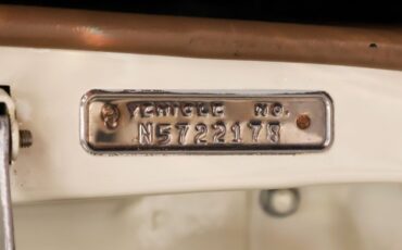 Chrysler-New-yorker-1957-Cloud-White-Ghaugin-Red-24