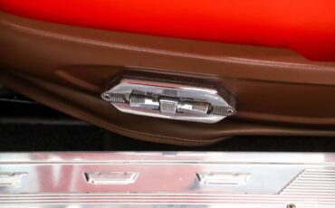 Chrysler-New-yorker-1957-Cloud-White-Ghaugin-Red-26
