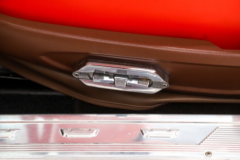 Chrysler-New-yorker-1957-Cloud-White-Ghaugin-Red-26