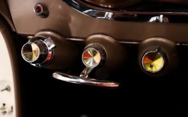 Chrysler-New-yorker-1957-Cloud-White-Ghaugin-Red-37