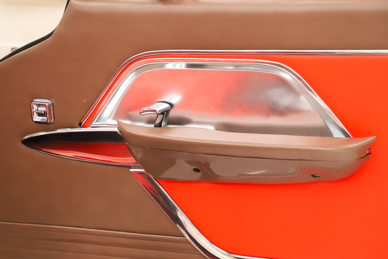 Chrysler-New-yorker-1957-Cloud-White-Ghaugin-Red-7