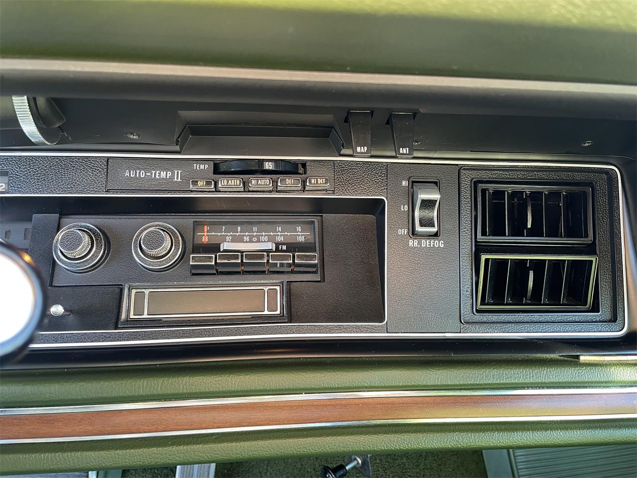 Chrysler-New-yorker-1973-Green-Green-20