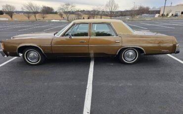 Chrysler-Newport-1977-Brown-Gold-Cloth-16