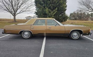 Chrysler-Newport-1977-Brown-Gold-Cloth-7