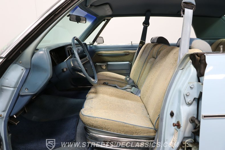 Chrysler-Newport-1977-Light-Blue-Blue-11