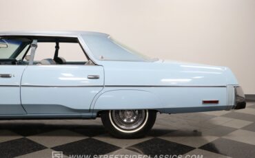 Chrysler-Newport-1977-Light-Blue-Blue-32