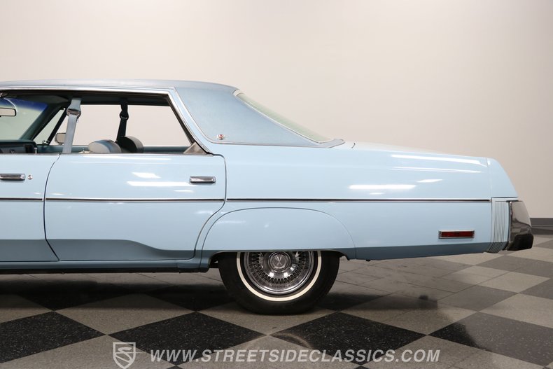 Chrysler-Newport-1977-Light-Blue-Blue-32