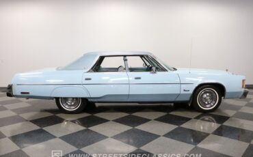 Chrysler-Newport-1977-Light-Blue-Blue-38