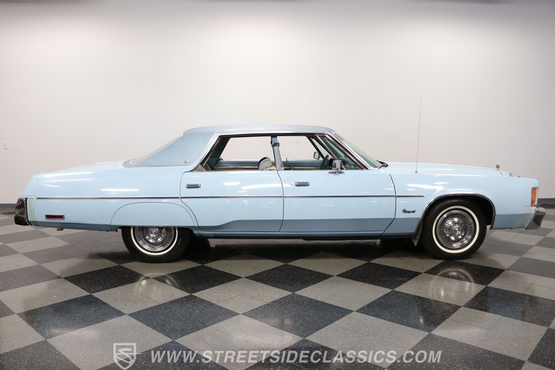 Chrysler-Newport-1977-Light-Blue-Blue-38