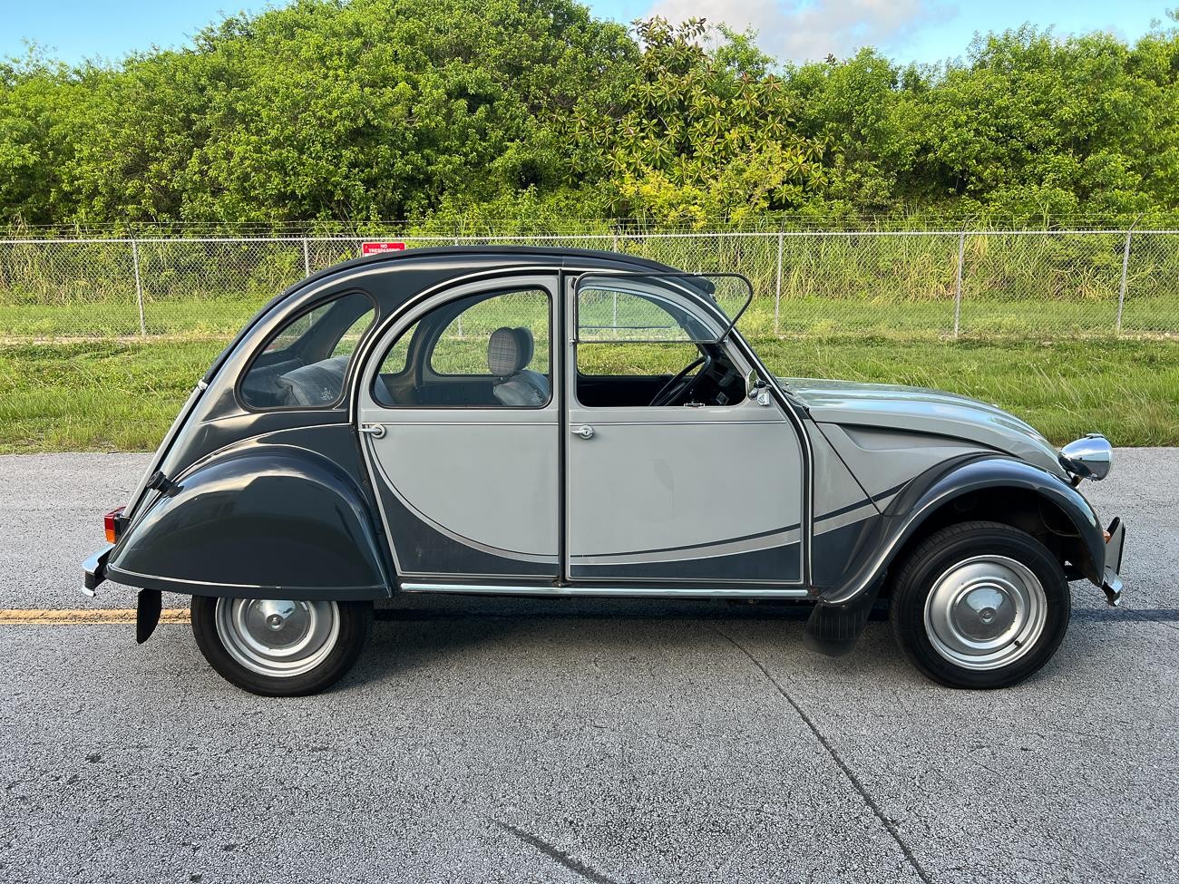 Citroen-2CV-1985-coupe-11