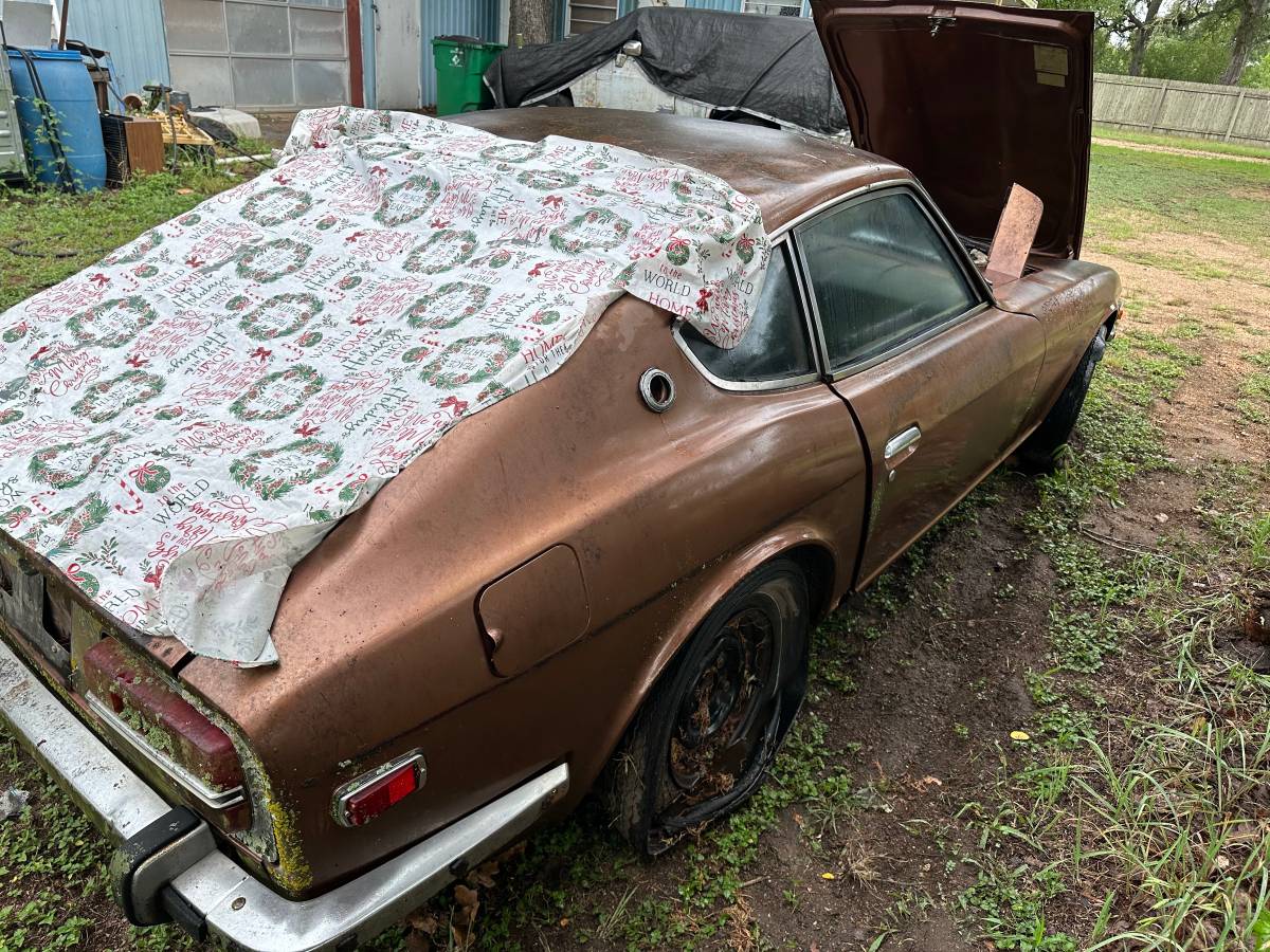 Datsun-240-1973-brown-1