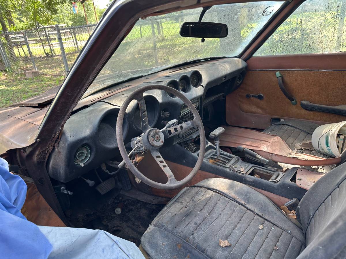 Datsun-240-1973-brown-7