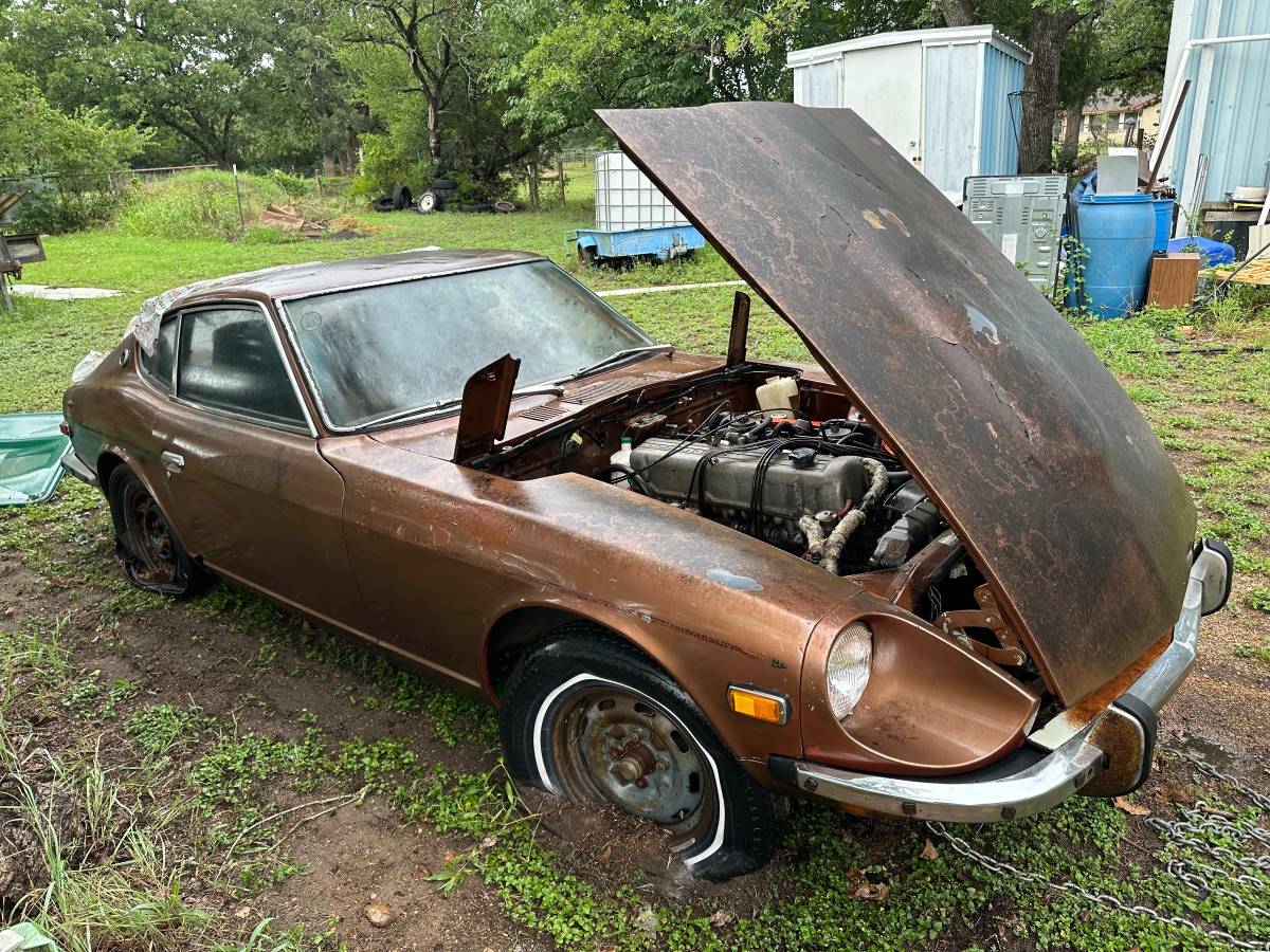 Datsun-240-1973-brown