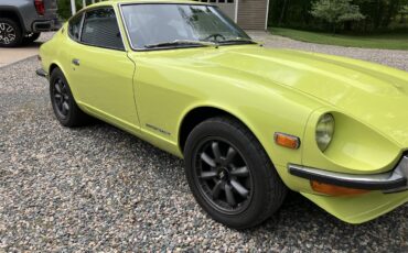 Datsun-240z-1972-Lime-Yellow-Code-112-Black-2