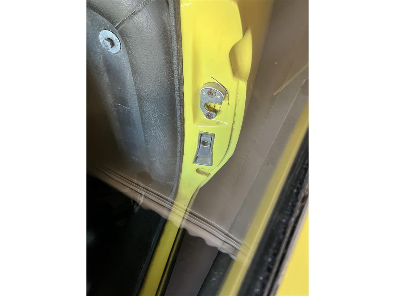 De-tomaso-Pantera-1971-Yellow-Black-5