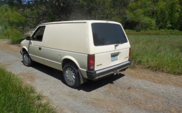 Dodge-Caravan-1987-Minivan-1
