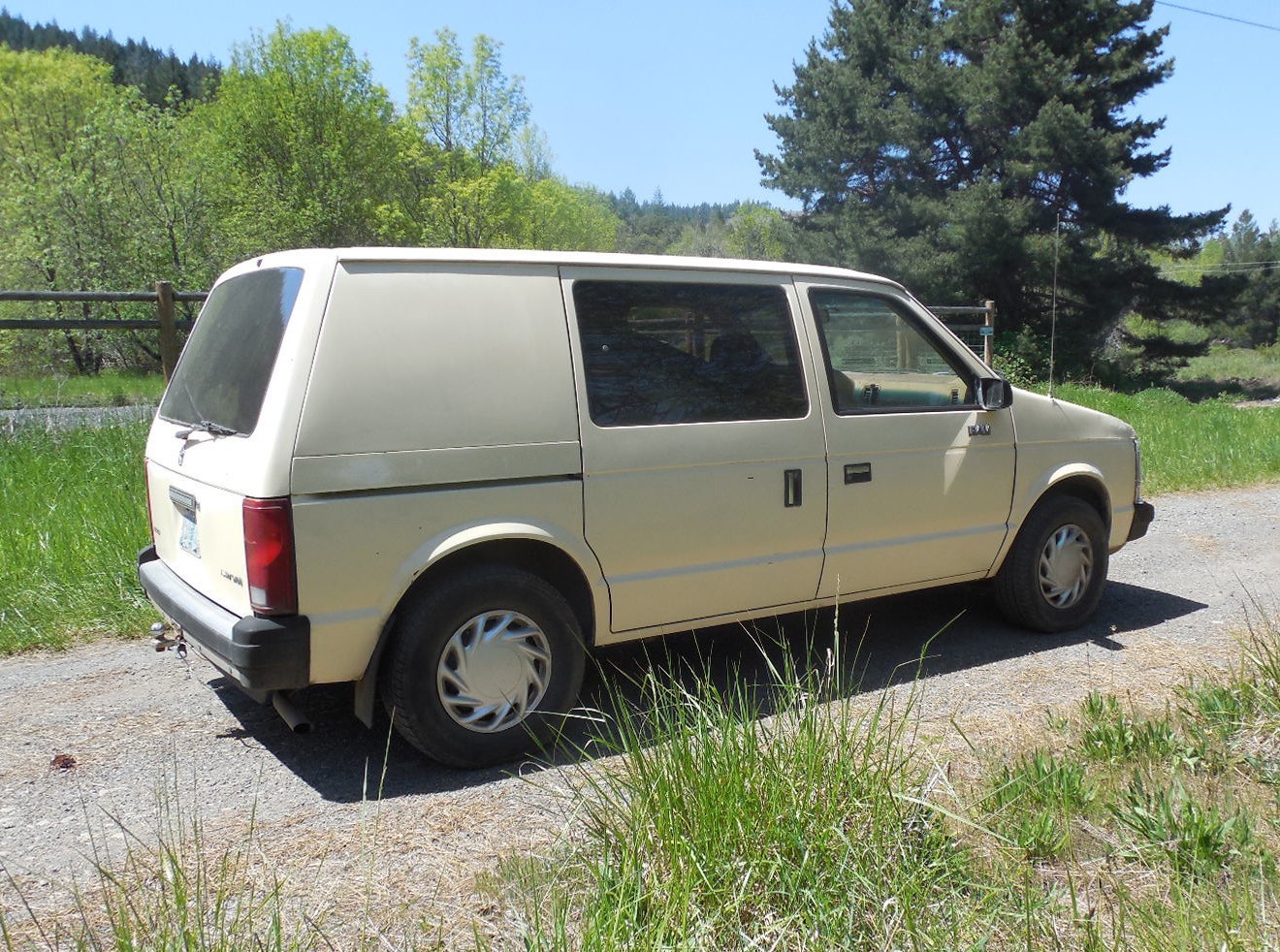 Dodge-Caravan-1987-Minivan-2