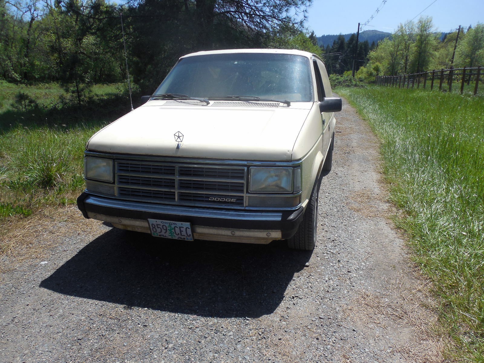 Dodge-Caravan-1987-Minivan-3