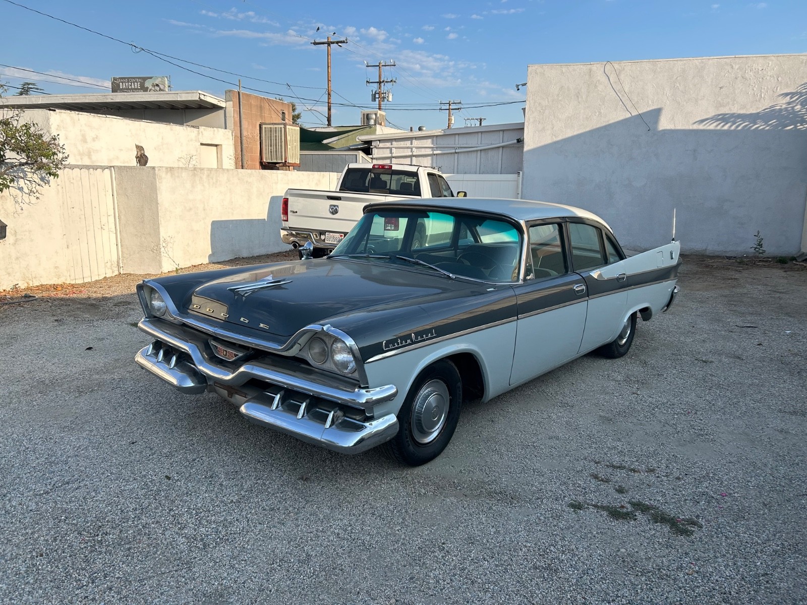 Dodge-Challenger-1957-Sedan