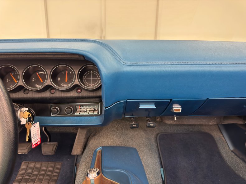 Dodge-Challenger-1970-Bright-Blue-Metallic-Blue-3