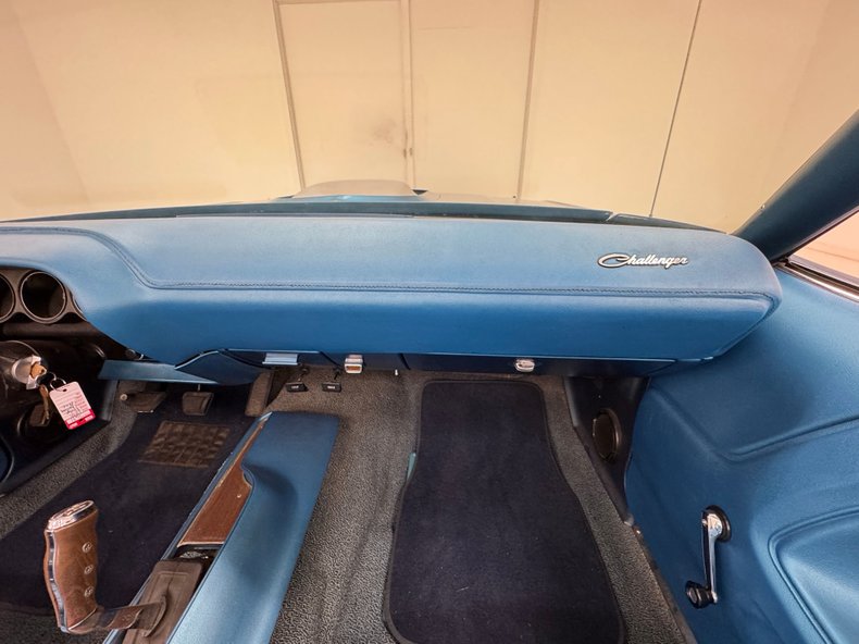 Dodge-Challenger-1970-Bright-Blue-Metallic-Blue-4