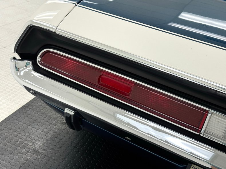 Dodge-Challenger-1970-Bright-Blue-Metallic-Blue-45