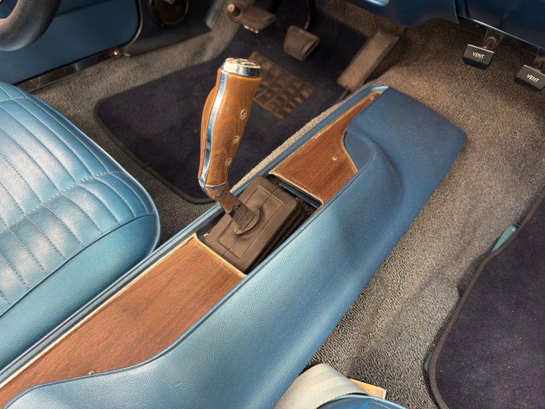 Dodge-Challenger-1970-Bright-Blue-Metallic-Blue-5