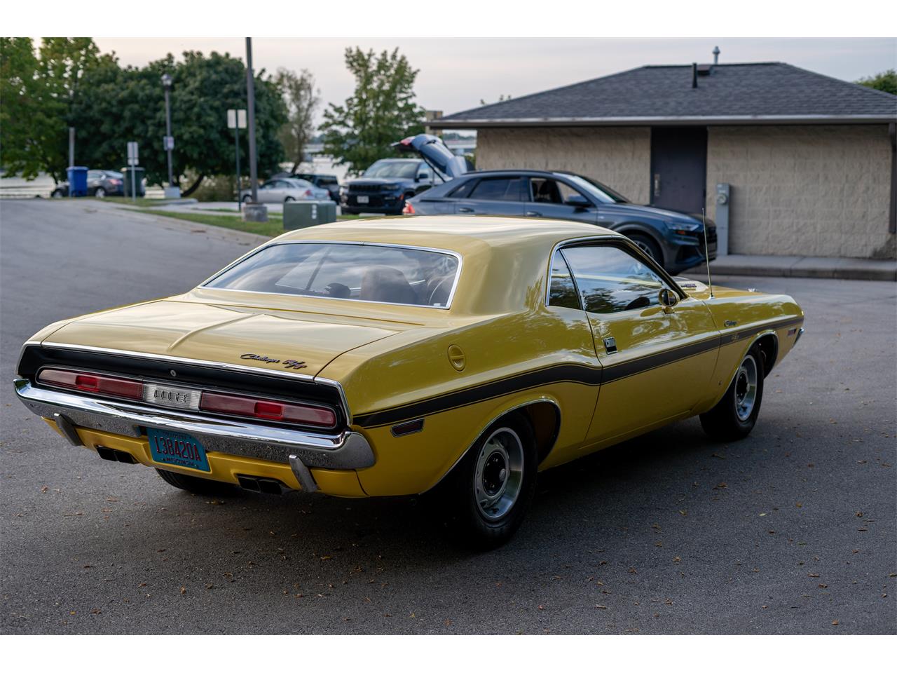 Dodge-Challenger-1970-High-Impact-Yellow-Saddle-Tan-1