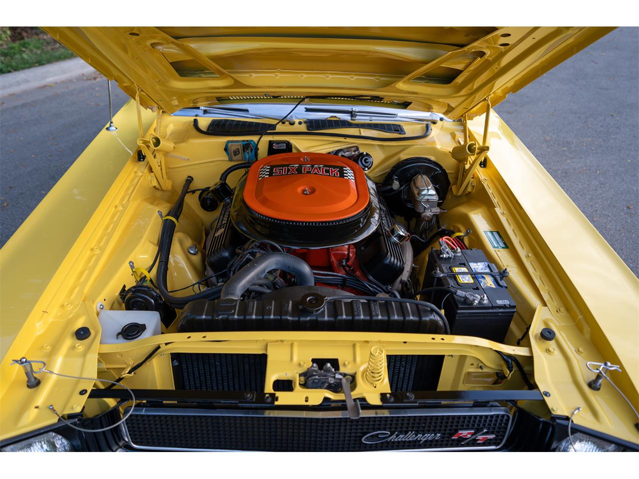 Dodge-Challenger-1970-High-Impact-Yellow-Saddle-Tan-10