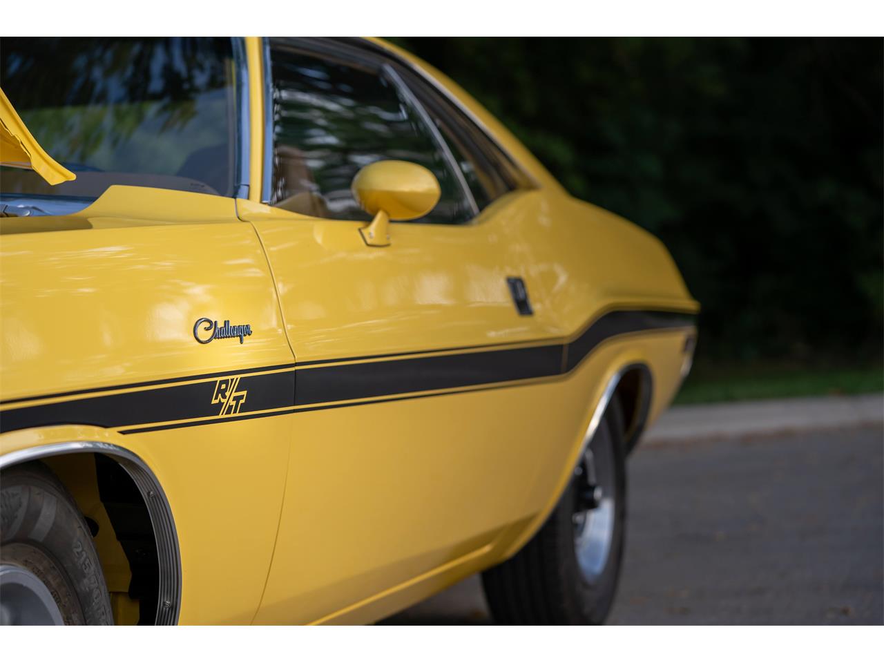 Dodge-Challenger-1970-High-Impact-Yellow-Saddle-Tan-11