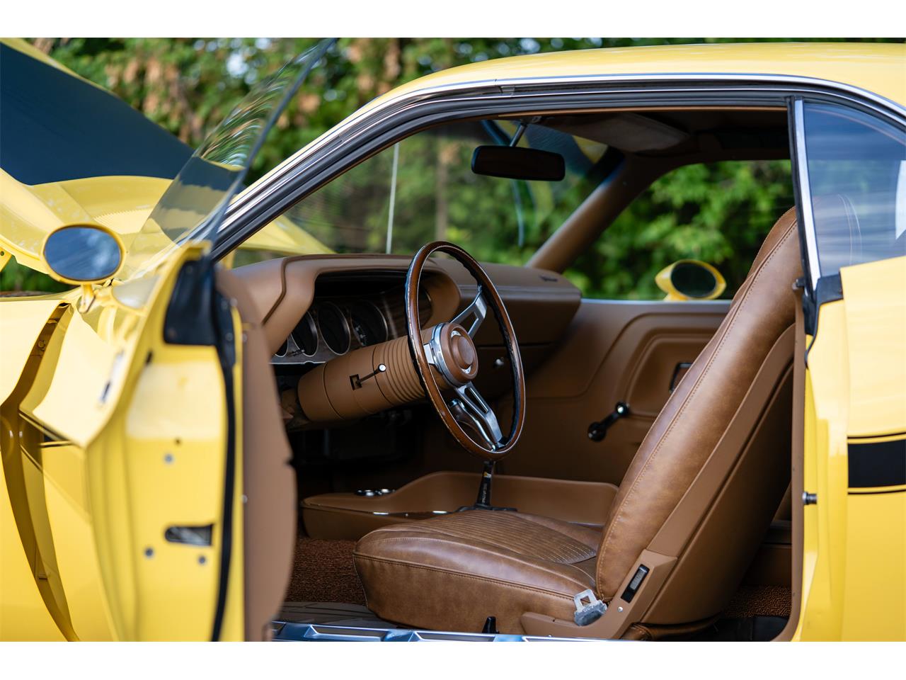 Dodge-Challenger-1970-High-Impact-Yellow-Saddle-Tan-15