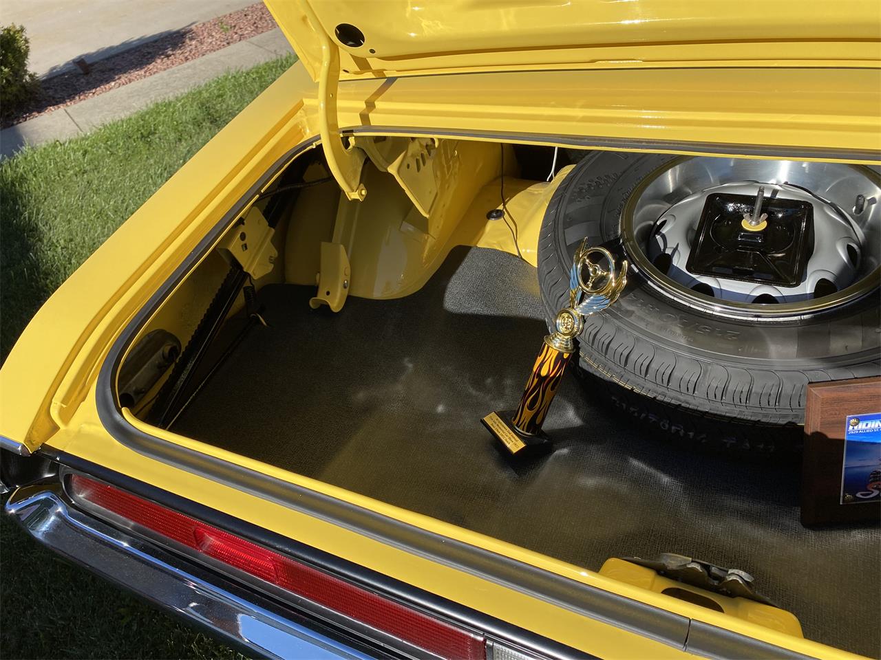 Dodge-Challenger-1970-High-Impact-Yellow-Saddle-Tan-19