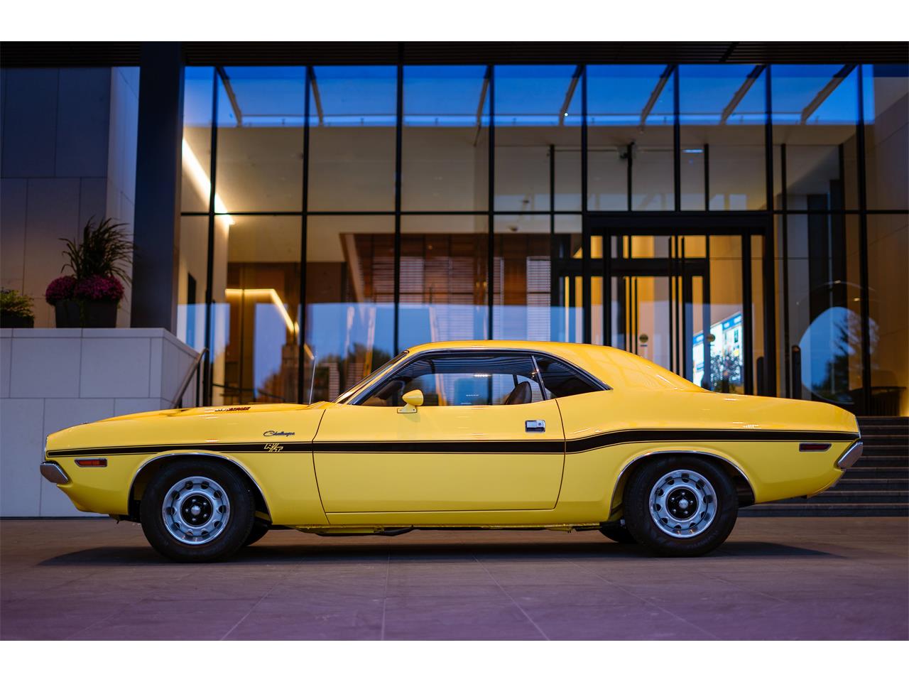 Dodge-Challenger-1970-High-Impact-Yellow-Saddle-Tan-23
