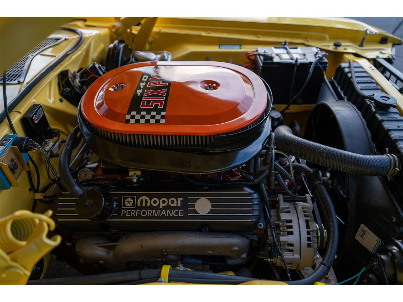 Dodge-Challenger-1970-High-Impact-Yellow-Saddle-Tan-6