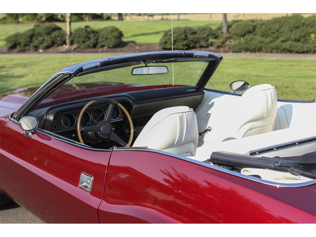 Dodge-Challenger-1970-Viper-Stryker-Red-White-Leather-2
