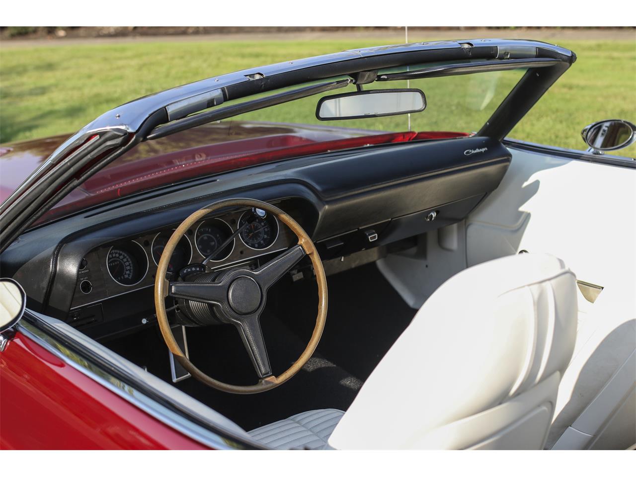 Dodge-Challenger-1970-Viper-Stryker-Red-White-Leather-4