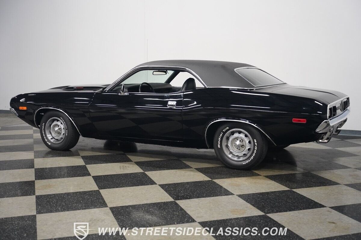 Dodge-Challenger-1972-Coupe-10