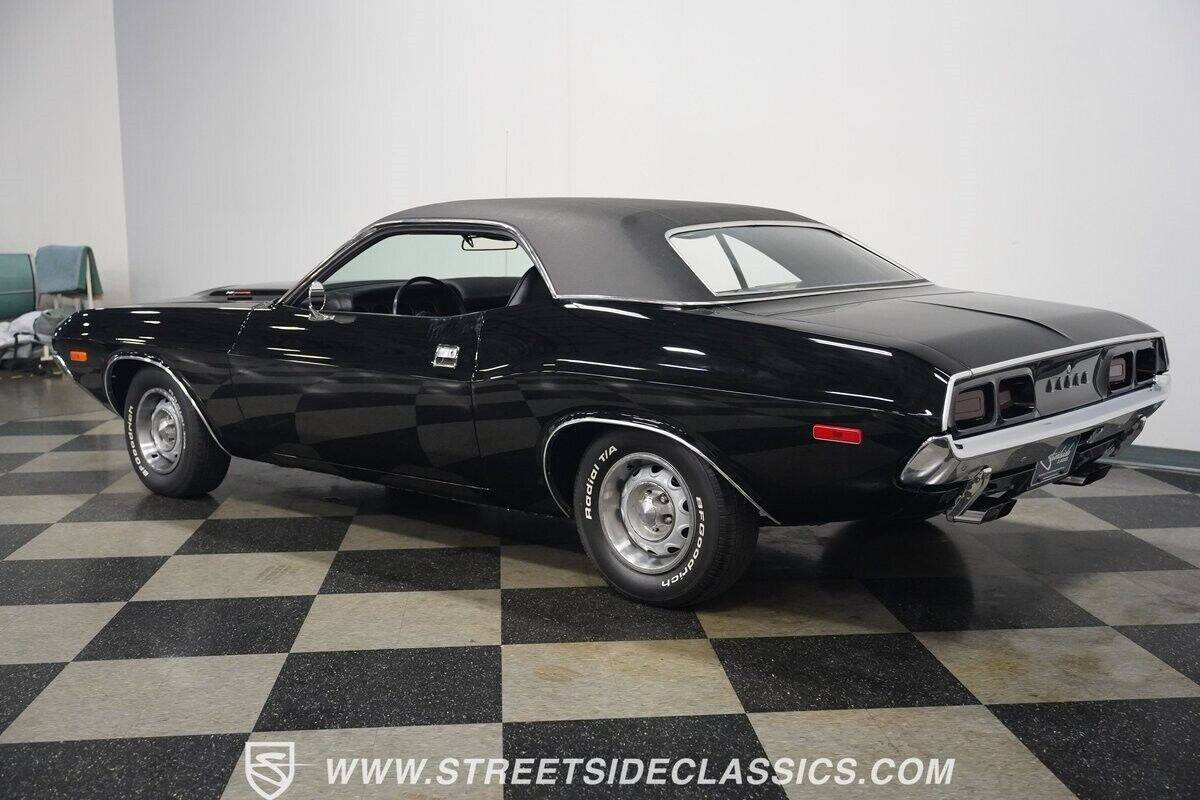Dodge-Challenger-1972-Coupe-11