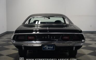 Dodge-Challenger-1972-Coupe-13