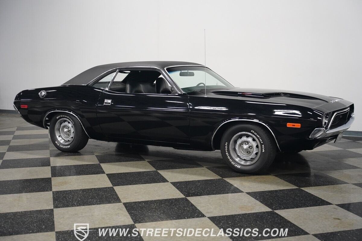 Dodge-Challenger-1972-Coupe-18