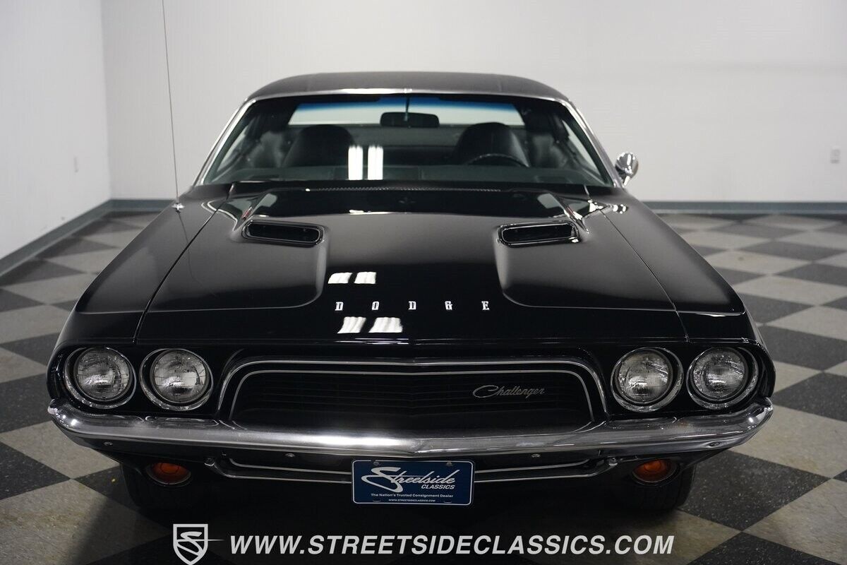 Dodge-Challenger-1972-Coupe-21