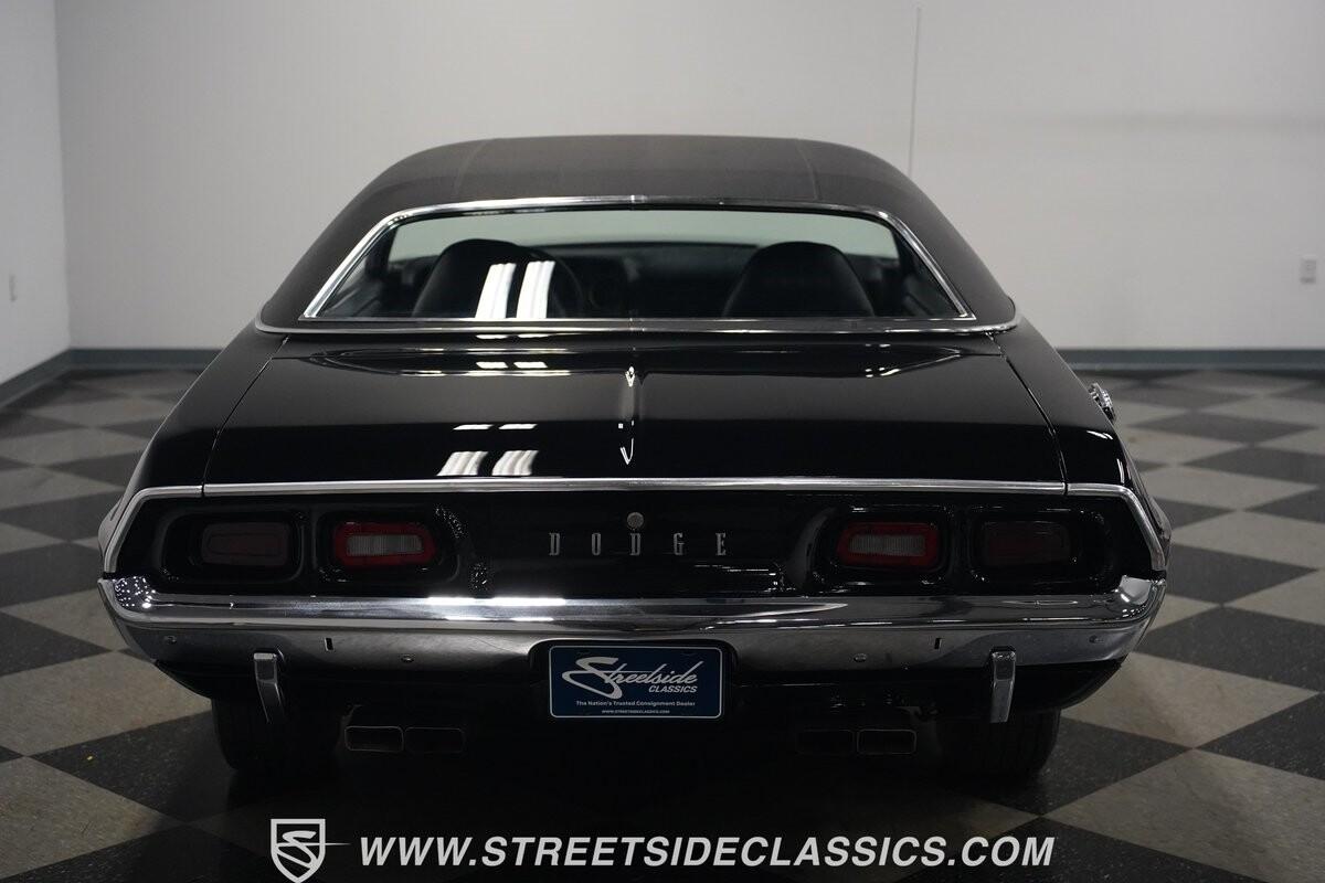 Dodge-Challenger-1972-Coupe-28