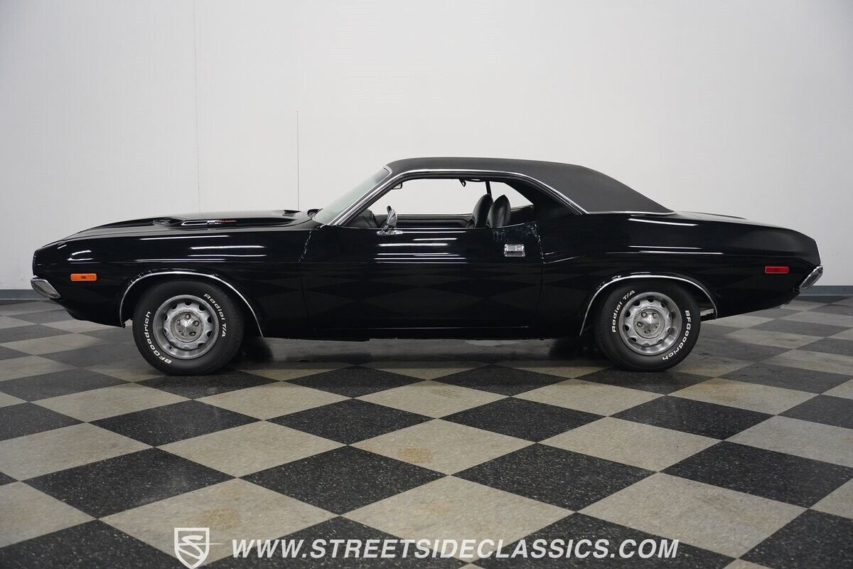Dodge-Challenger-1972-Coupe-9