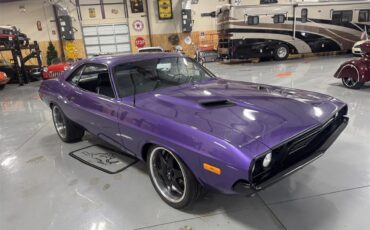 Dodge-Challenger-1973-Plum-Crazy-Black-13