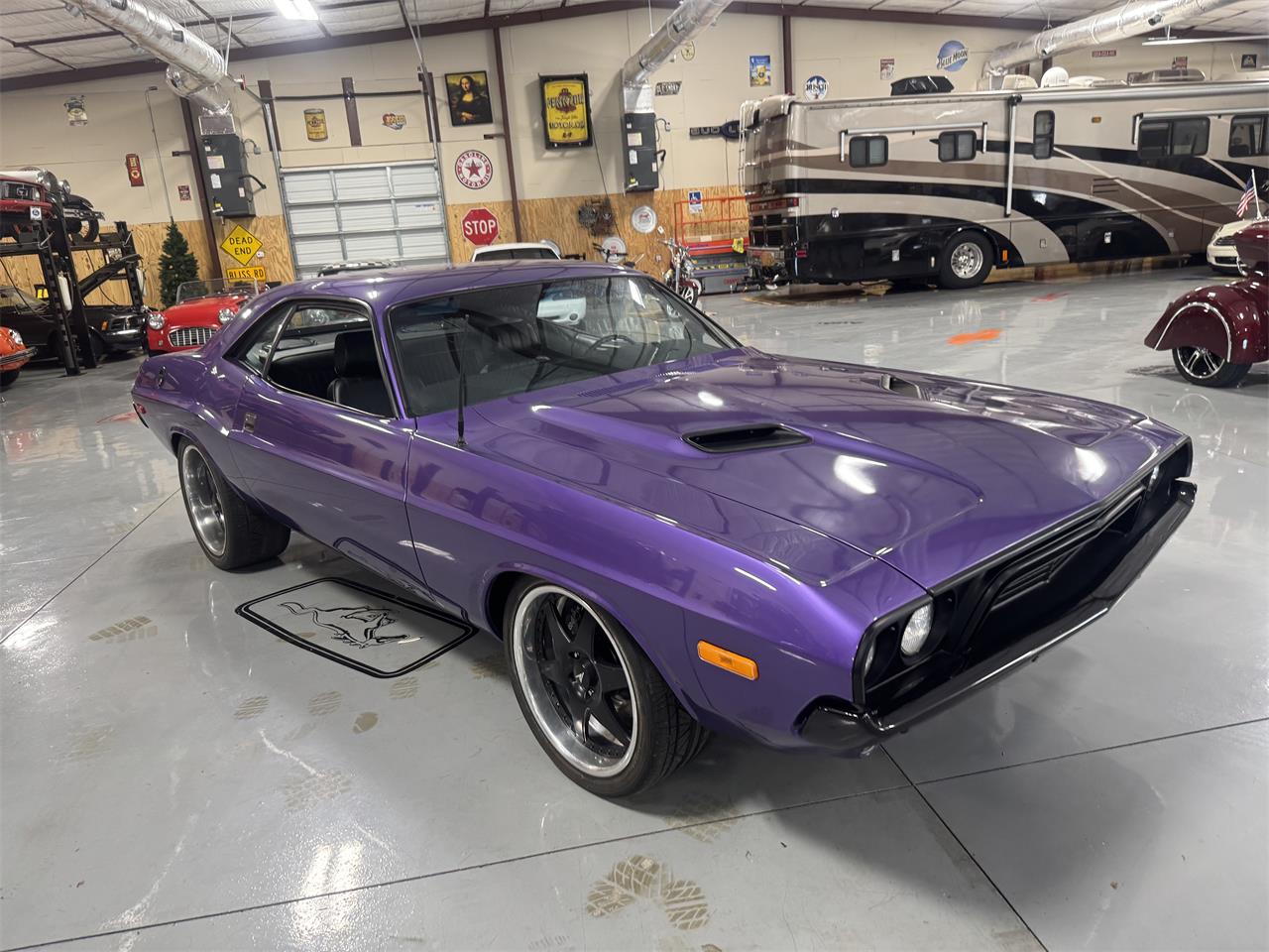 Dodge-Challenger-1973-Plum-Crazy-Black-13