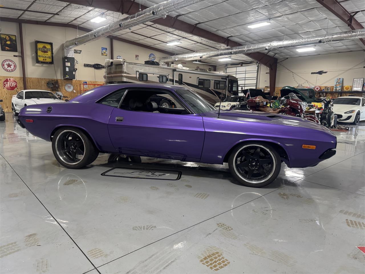 Dodge-Challenger-1973-Plum-Crazy-Black-14