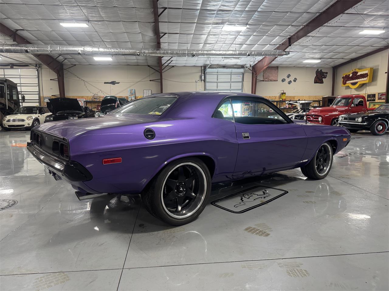Dodge-Challenger-1973-Plum-Crazy-Black-15