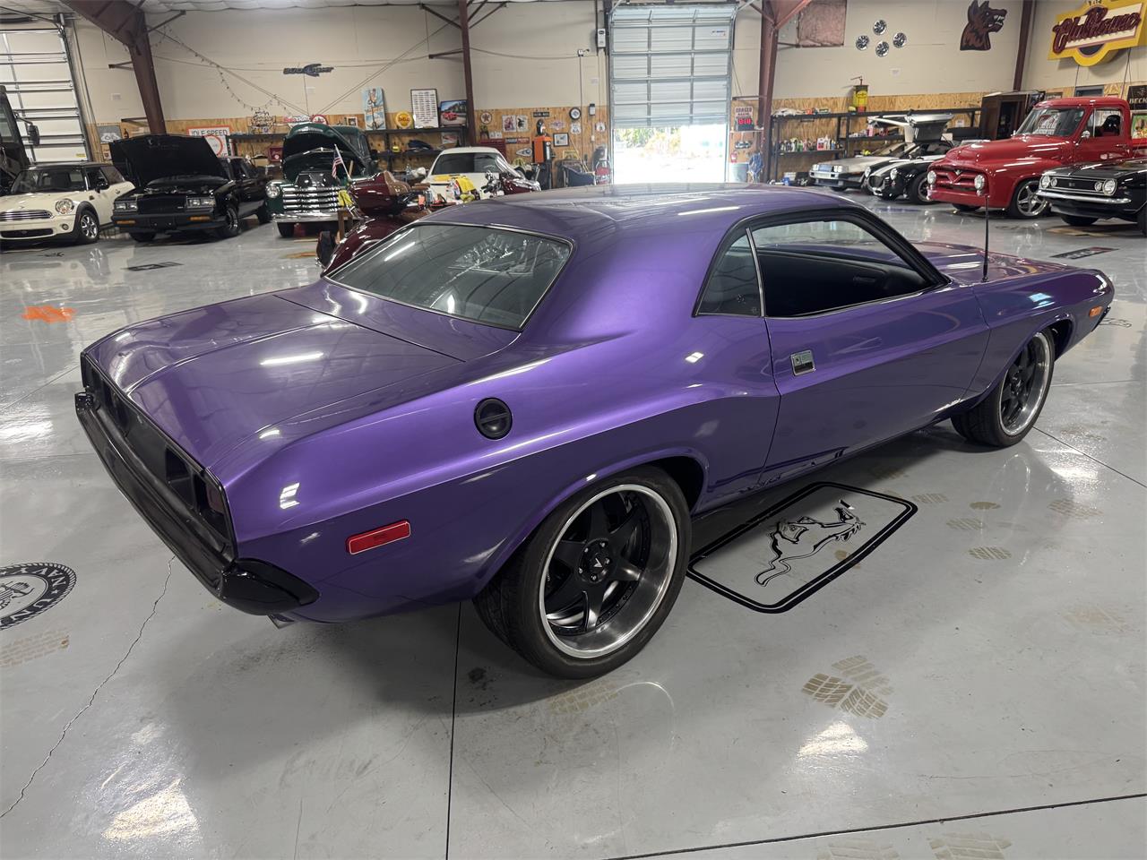 Dodge-Challenger-1973-Plum-Crazy-Black-16