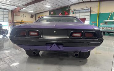Dodge-Challenger-1973-Plum-Crazy-Black-17