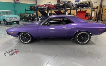 Dodge-Challenger-1973-Plum-Crazy-Black-18
